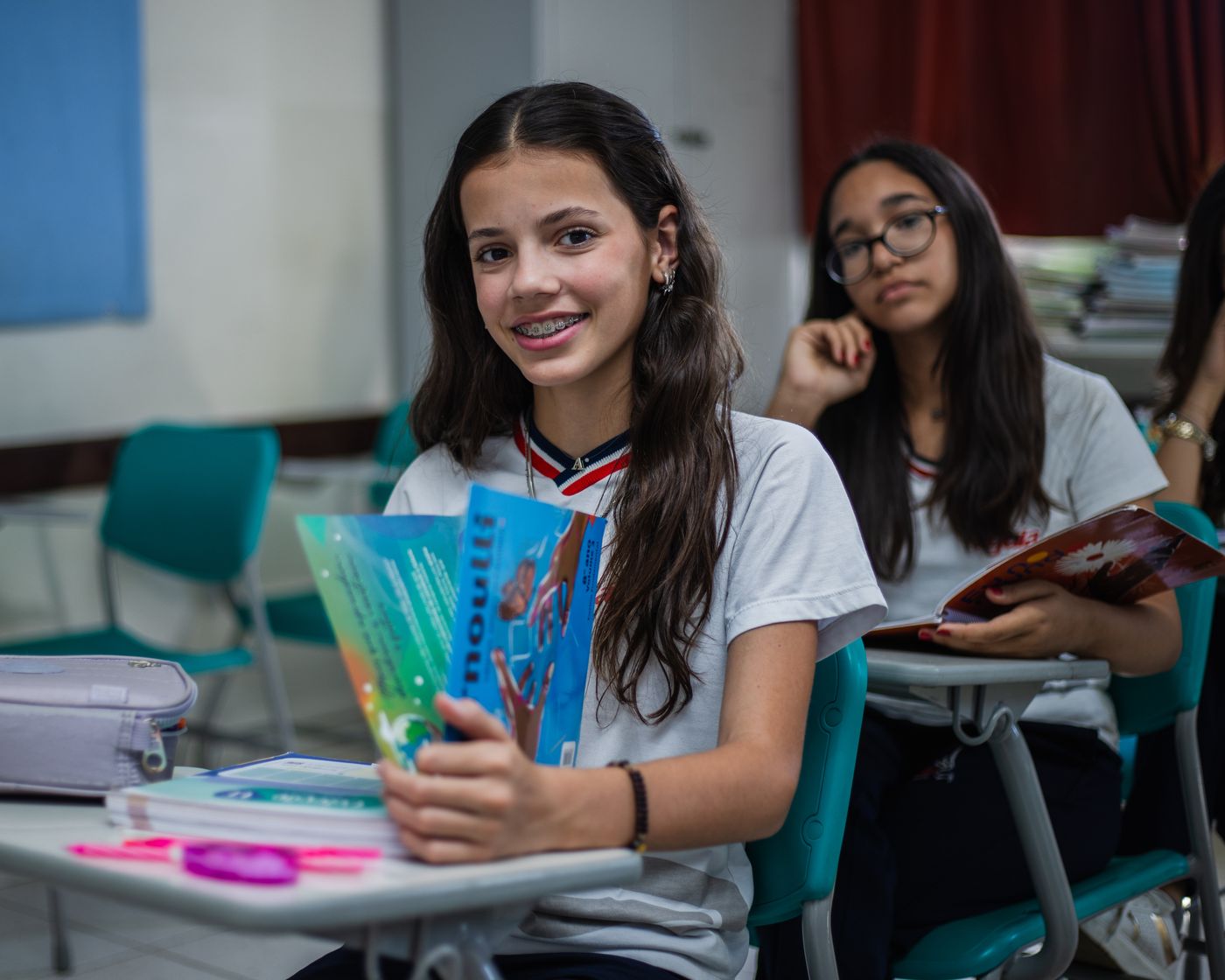 Aluna dos Anos Finais com o material didático
