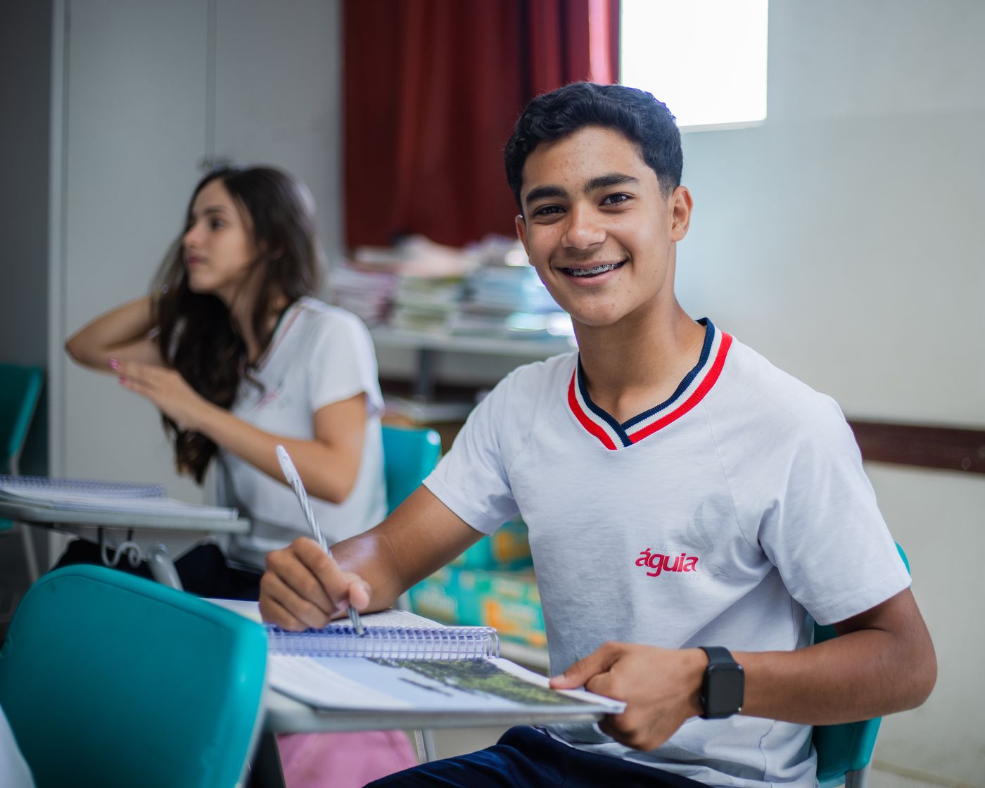 Aluno dos Anos Finais estudando em sala