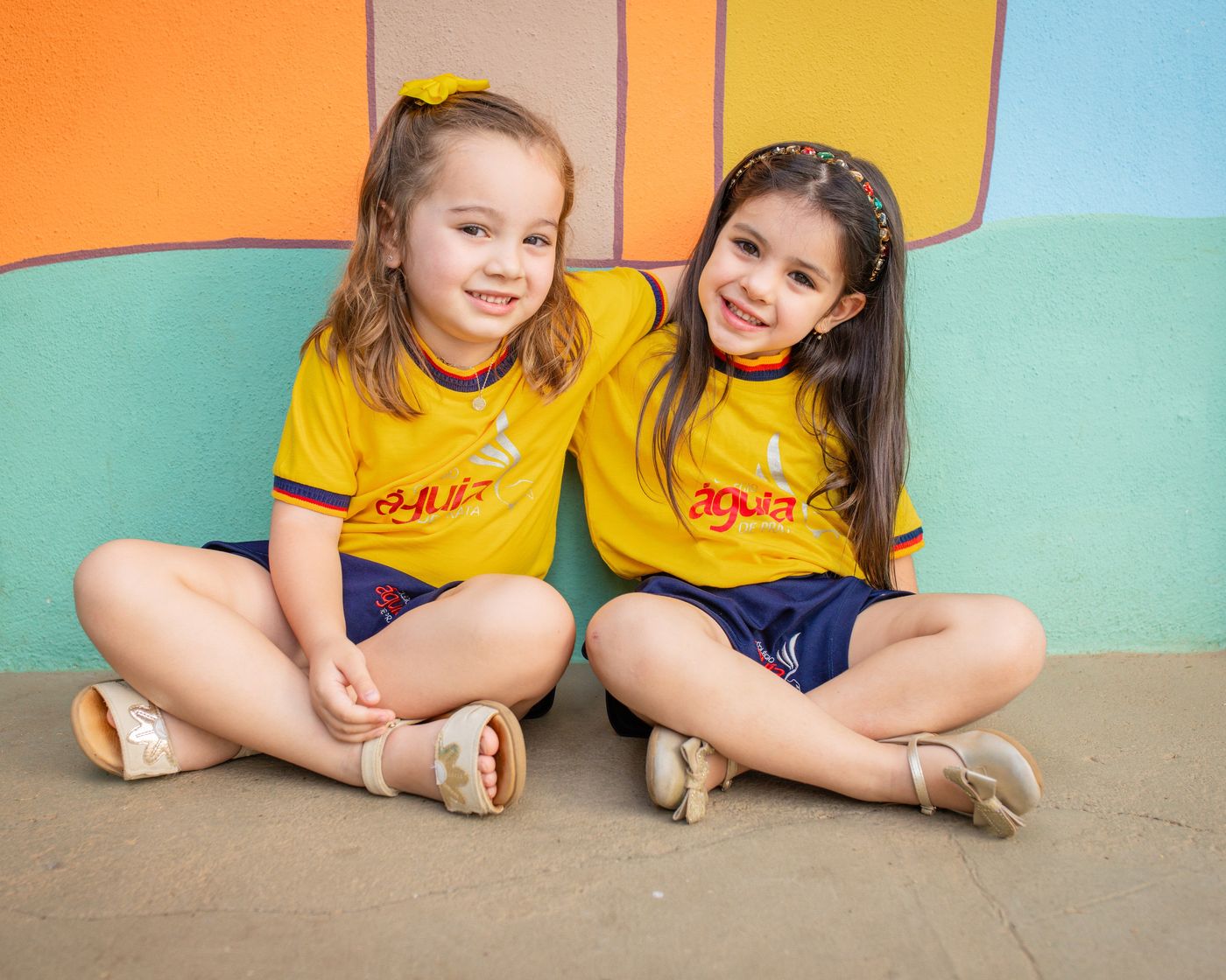 Duas crianças da Educação Infantil sorrindo