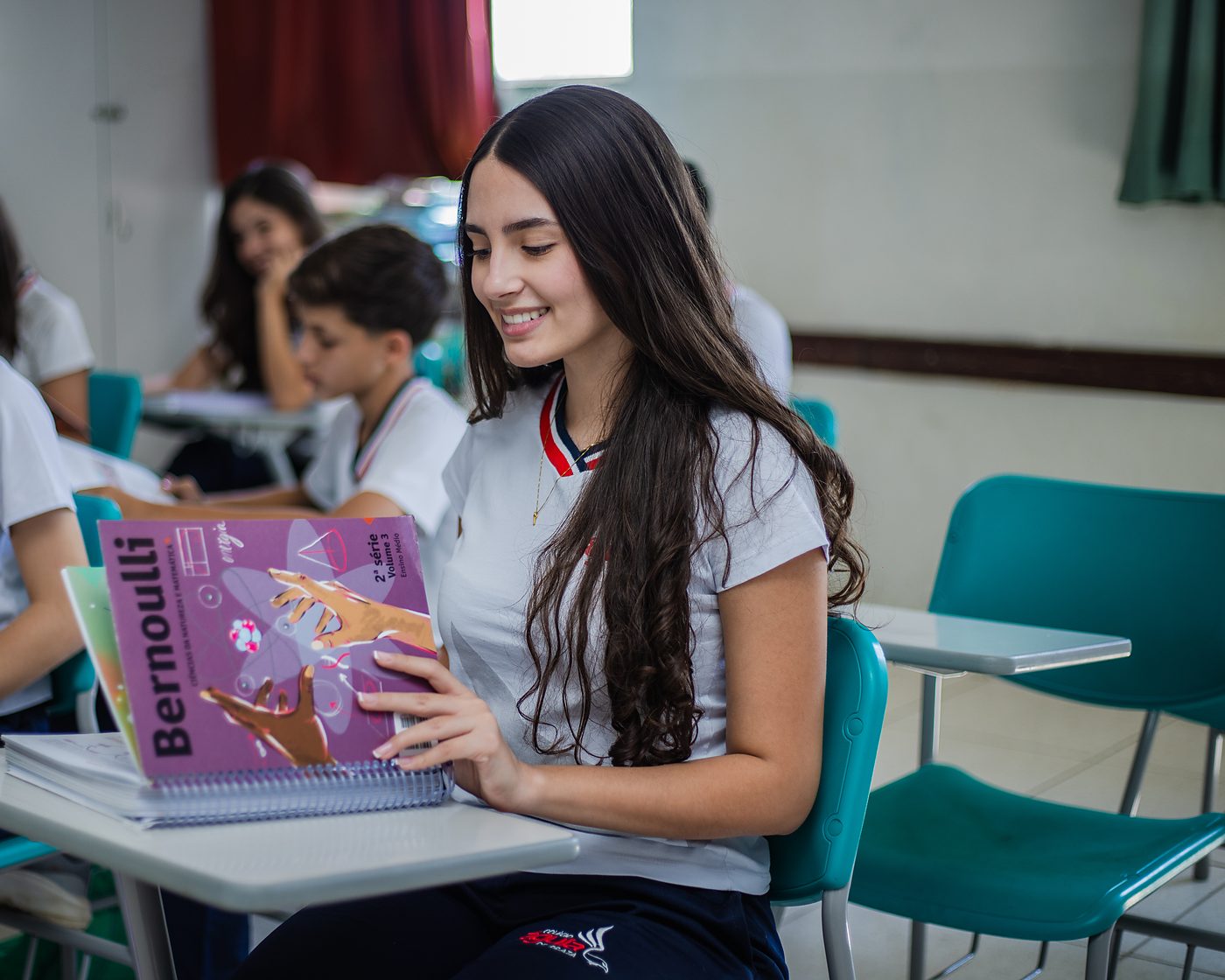 Aluno do Ensino Médio com o material didático
