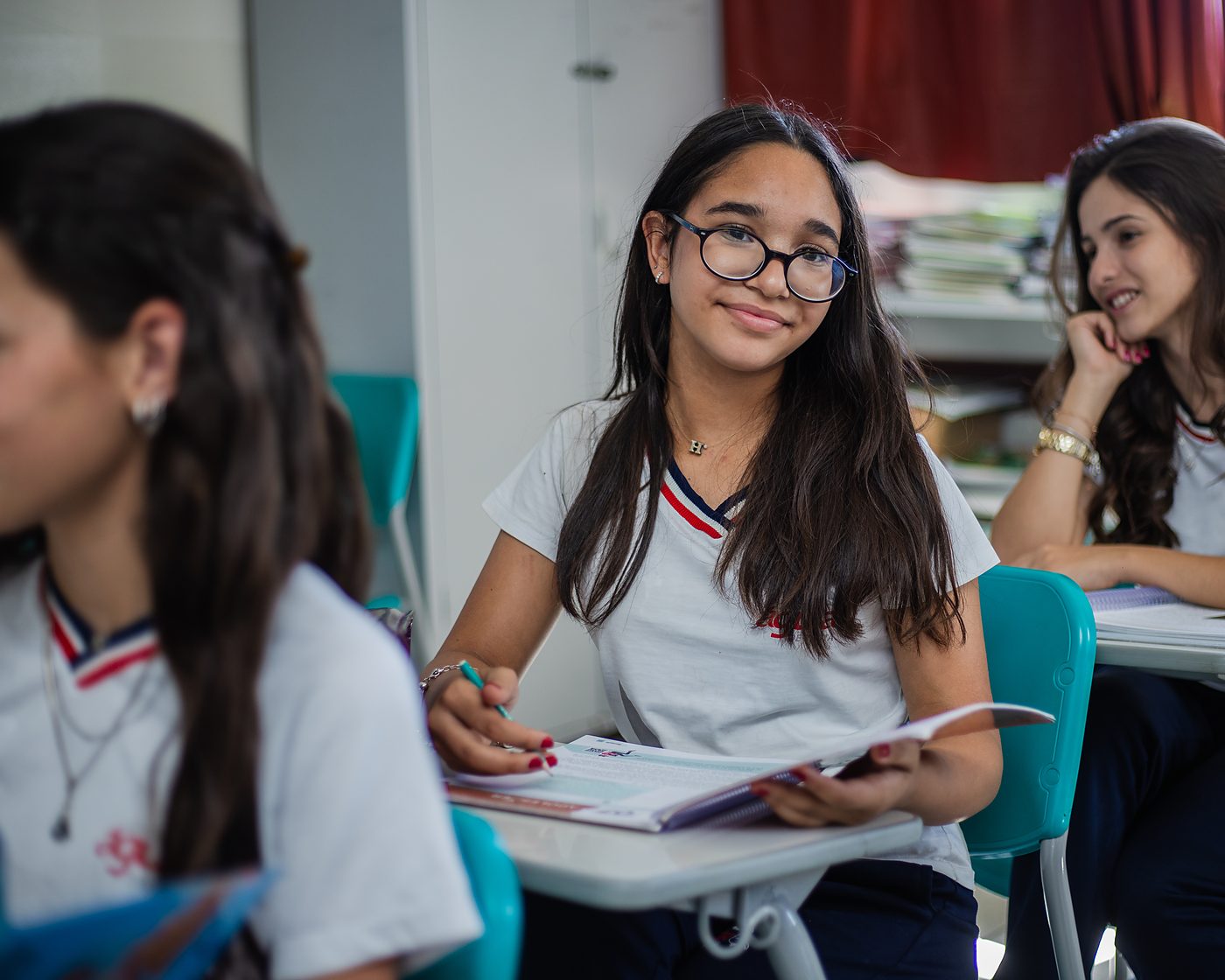 Alunos do Ensino Médio estudando em grupo